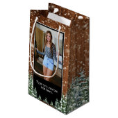 Black Snowy Wood & Forest Pine Birthday Foto Kleine Geschenktüte (Rückseite Schrägansicht)