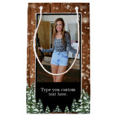 Black Snowy Wood & Forest Pine Birthday Foto Kleine Geschenktüte (Vorderseite)