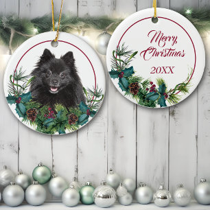 Black Spitz Dog Evergreen Berry Wreath Keramik Ornament