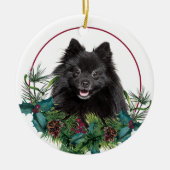 Black Spitz Dog Evergreen Berry Wreath Keramik Ornament (Vorne)