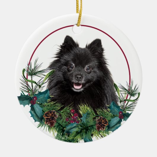 Black Spitz Dog Evergreen Berry Wreath Keramik Ornament (Vorne)