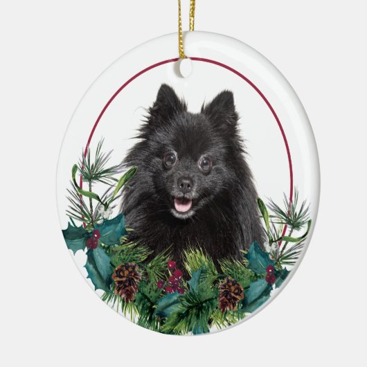 Black Spitz Dog Evergreen Berry Wreath Keramik Ornament (Links)