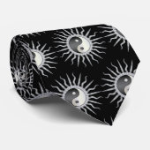 Black Sternexplosion Yin Yang Krawatte (Gerollt)