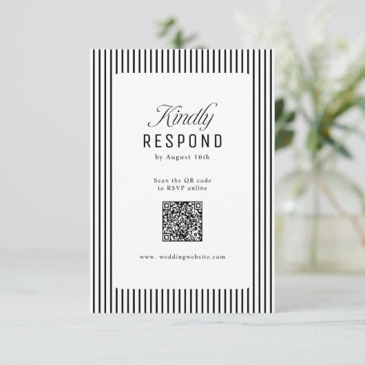 Black Striped Elegance Classy QR Code Wedding RSVP Karte (Stehend Vorderseite)