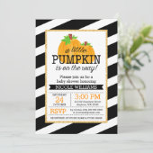 Black Stripes Gold Little Pumpkin Fall Baby Dusche Einladung (Stehend Vorderseite)