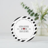 Black Stripes Red Heart + Arrows Round Wedding Einladung (Stehend Vorderseite)
