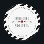 Black Stripes Red Heart   Arrows Round Wedding Einladung<br><div class="desc">Eine runde Hochzeitseinladung mit einem Hintergrund aus schwarz-weiß Streifen. Personalisieren Sie den schwarzen Text an den Kanten mit Details zu Ihrem Anlass. Personalisieren Sie sich mit den Namen von Braut und Bräutigam in der Mitte mit rotem Herz und Pfeilen.</div>