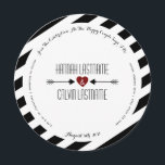 Black Stripes Red Heart   Arrows Round Wedding Einladung<br><div class="desc">Eine runde Hochzeitseinladung mit einem Hintergrund aus schwarz-weiß Streifen. Personalisieren Sie den schwarzen Text an den Kanten mit Details zu Ihrem Anlass. Personalisieren Sie sich mit den Namen von Braut und Bräutigam in der Mitte mit rotem Herz und Pfeilen.</div>