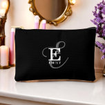 Black Stylish Calligraphy Monogram und Name Zubehörtasche<br><div class="desc">Ein schönes Accessoire-Puchdesign mit eleganter, stilvoller Darstellung Ihres Namens und Monogramms mit klassischen Serifen und einem verzierteren Kalligrafieschreiben in ausgewogener und symmetrischer Harmonie. Die drei Elemente verschmelzen mit einer ausgeklügelten Harmonie und kreieren Ihr eigenes Markenlogo. Hier mit einem schicken schwarzen Hintergrund mit Monogramm-Elementen in weiß und grau dargestellt. Dieser Artikel...</div>