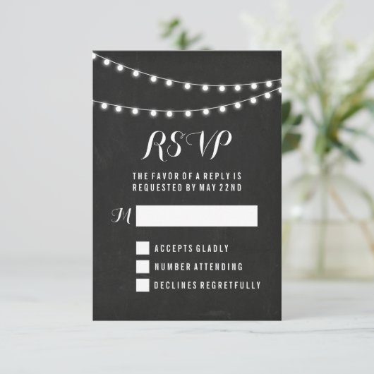 Black Summer String Light Wedding RSVP Karte (Stehend Vorderseite)