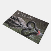 Black Swan Willkommen Fußmatte (Schrägansicht)