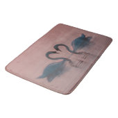 Black Swans Swim Pink Sky Badematte (Schrägansicht)