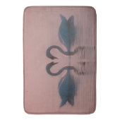 Black Swans Swim Pink Sky Badematte (Vorderseite Vertikal)