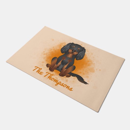 Black & Tan Cavalier King Charles Dog auf Orange Fußmatte (Schrägansicht)