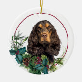 Black Tan Cocker Spanel Evergreen Berry Wreath Keramik Ornament (Vorne)