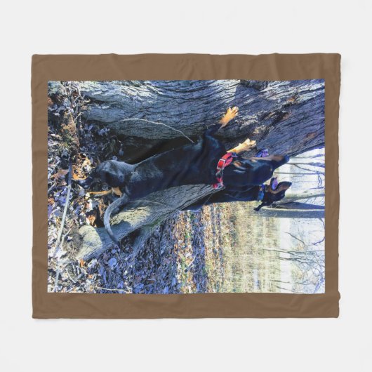 Black & Tan Coonhounds Treeing Fleece Blanket (Vorderseite (Horizontal))