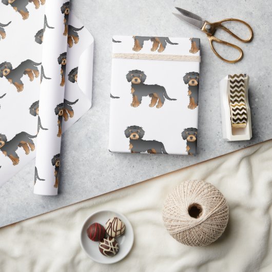 Black & Tan Mini Goldendoodle Cartoon Dog Muster Geschenkpapier (Kunsthandwerk)
