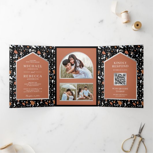 Black Terrazzo Tile Terracotta QR Code Wedding Dreifach Gefaltete Einladung (Innenseite)