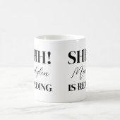 Black Text Shhh! Ich lese Individuelle Name Kaffeetasse (Mittel)