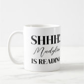 Black Text Shhh! Ich lese Individuelle Name Kaffeetasse (Links)