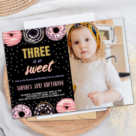 Black Three ist Sweet Foto Donut Birthday Einladung