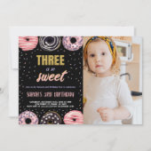 Black Three ist Sweet Foto Donut Birthday Einladung (Vorderseite)