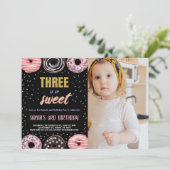 Black Three ist Sweet Foto Donut Birthday Einladung (Stehend Vorderseite)