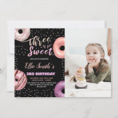 Black Three Sweet Pink Foto Donut Birthday Einladung (Vorderseite)