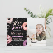 Black Three Sweet Pink Foto Donut Birthday Einladung (Stehend Vorderseite)