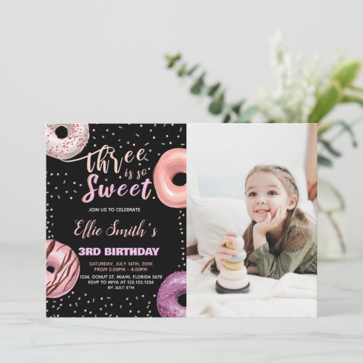 Black Three Sweet Pink Foto Donut Birthday Einladung (Stehend Vorderseite)