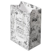 Black Toile De Jouy Floral Birthday Party Favors Mittlere Geschenktüte (Vorderseite Schrägansicht)