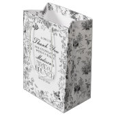 Black Toile De Jouy Floral Bridal Brunch Favors Mittlere Geschenktüte (Rückseite Schrägansicht)