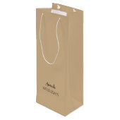 Black Trendy Elegante Vorname | Tan Brown Geschenktüte Für Weinflaschen (Rückseite Schrägansicht)