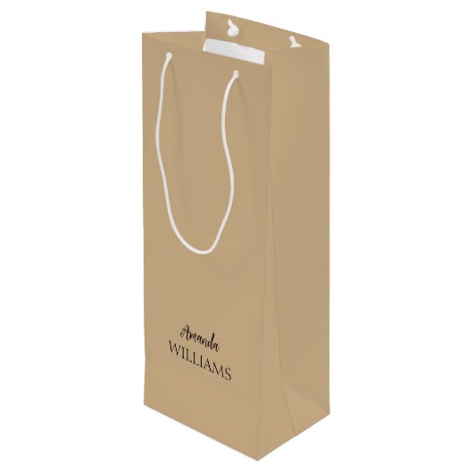 Black Trendy Elegante Vorname | Tan Brown Geschenktüte Für Weinflaschen (Rückseite Schrägansicht)