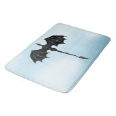 Black Tribal Flight Dragon Fantasy Blue Sky Badematte (Schrägansicht)