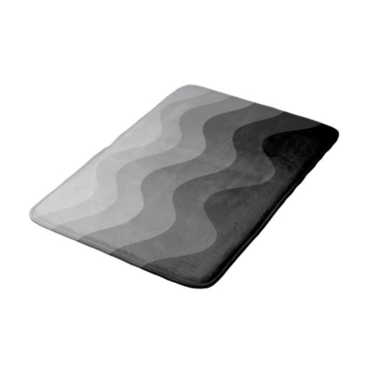 Black Wavey Stripe Modern Bath Mat Badematte (Schrägansicht)