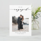 Black Whimsical Script-Foto-Verlobung Ankündigung (Stehend Vorderseite)