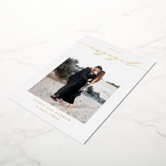 Black Whimsical Script Photo Engagement Folieneinladung (Gedreht)