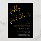 Black White 50 Fabulous Birthday Script Real Gold Folieneinladung (Vorderseite)