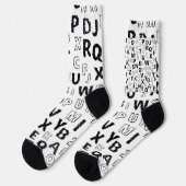 Black & White Alphabet Pattern Crew Socks Socken (Linkes Detail)