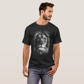 Black & White Art Lion Head With Blue Eyes T-Shirt (Vorne ganz)