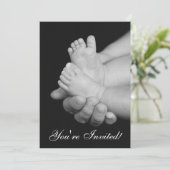 Black & White Baby Feet Kinderdusche Einladung (Stehend Vorderseite)