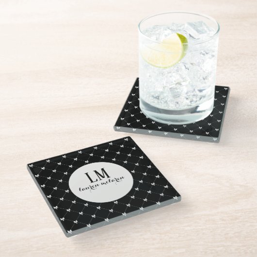 Black & White Bow Monogram Glasuntersetzer (Schrägansicht)