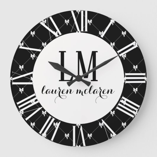 Black & White Bow Monogram Große Wanduhr (Vorderseite)