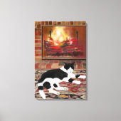 Black White Cat Lying front of Fireplace Leinwanddruck (Vorderseite)