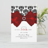 Black & White Damask Red Bow Glam Sweet 16 Party Einladung (Stehend Vorderseite)