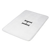 Black White Elegant Modern Monogram Badematte (Schrägansicht)