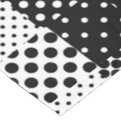 Black White Fashion Polka Dots Style Design  Tischdecke (Schrägansicht)
