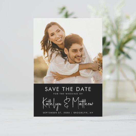 Black & White Fun Script Modernes Foto Hochzeit Save The Date (Stehend Vorderseite)