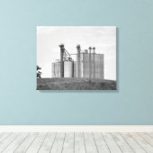 Black & White Grain Elevator auf einem Hügel 16x20 Leinwanddruck (Insitu (Holzboden))